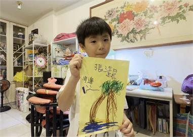 小小藝術家上街賣畫　姊弟：一幅只要20元加贈糖果