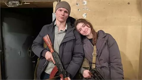 亂世之愛！烏克蘭情侶戰火下成婚　下秒攜手「提槍抗戰」度特殊蜜月