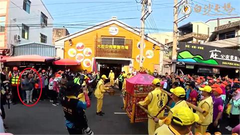 婦人焦急祈禱「粉紅超跑」突轉彎衝向她！信眾淚喊「白沙屯媽祖聽見了」