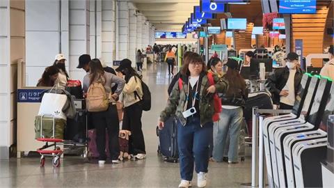 放假囉!機場旅運衝破16萬人 桃機新設「電子告示牌」建議提早通關