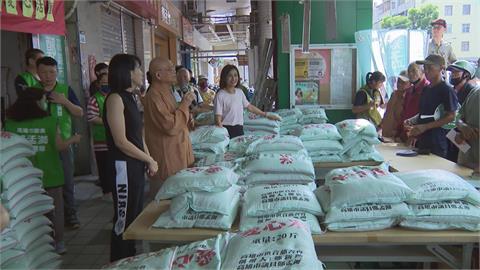 中秋節前送暖弱勢戶　高市議員鄭孟洳發送2000包白米