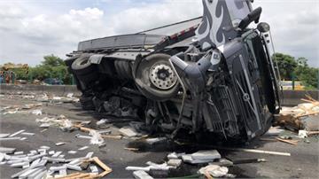 國道大貨車爆胎撞翻覆 波及三車雙向回堵