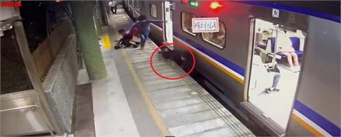 快新聞／搬娃娃車下火車　旅客突重心不穩「墜落月台」