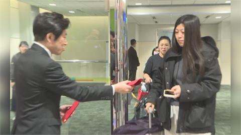 終於回家！最後一批104台人杜拜返台　行政院秘書長張惇涵親自接機