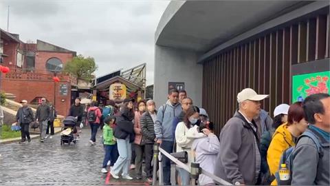 快新聞／天氣濕冷遊興不減！宜蘭傳藝園區一早湧排隊人潮　園方啟動管制