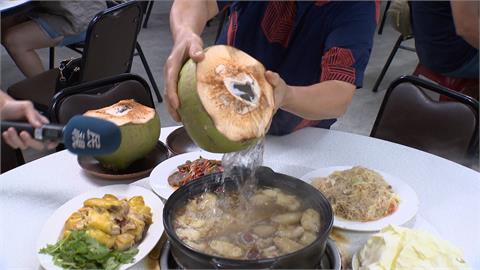 椰子、榴槤也能熬雞湯？水果風味雞湯火鍋　傳承母親「廣式口味」