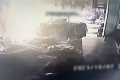 快新聞／北市內湖科技園區某戶外用品店　疑遭放置爆裂物起火