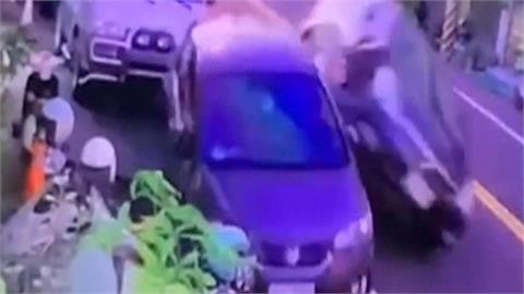 失控連撞路旁七輛汽機車　女子酒駕車輛側翻自行脫困