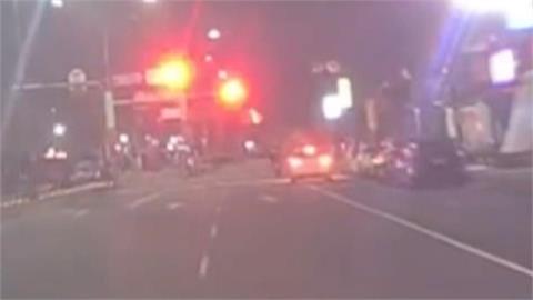 連滾帶爬！通緝犯「無照騎車還藏毒」加速逃　狼狽自摔被捕