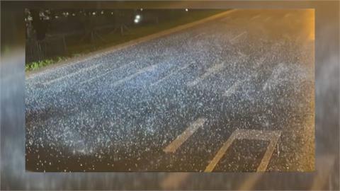 北京手掌大小冰雹來襲！　民眾隨意停車躲避交通大亂