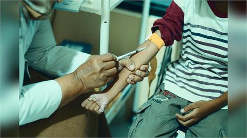 快新聞／新冠疫情升溫！單週暴增72重症14死　3.7萬劑疫苗「這時」全數配發