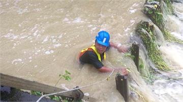 山溝洪水爆發 工人冒險跳下去清淤