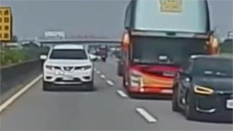 遭遊覽車"二度追撞" 小客車變形險成夾心餅乾