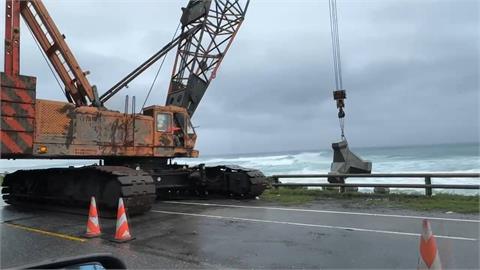 馬太鞍溪堰塞湖「紅色警戒」　重機具進駐加強堤防