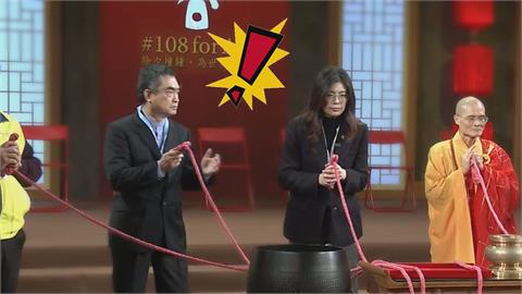 鄭麗文出席法鼓山除夕撞鐘　握紅繩「突大抖一下」引網議