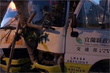 宜蘭公車遭自小客車攔腰撞 12人輕傷送醫