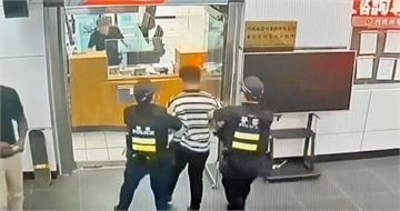 3歲菲律賓女童遭40歲男狠踹　父親心痛還原現場：他居然還笑了