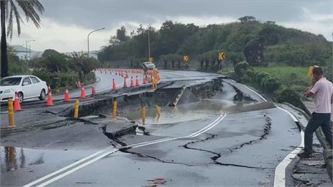 台２６線石牛溪路段塌陷長達３０米　馬路斷成好幾節！地下自來水管被扯斷