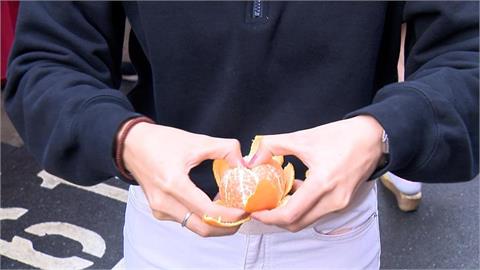 別再花冤枉錢買保養品！醫揭6大平價抗老神食材：橘子白絲別丟是寶