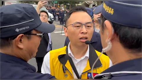 柯文哲宣判／又是游智彬！竟在法院外狂砸水球、譙員警三字經