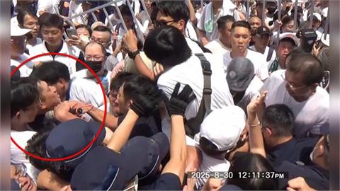 快新聞／北市警公布黃國昌勒警另一視角　他痛批「手放肩膀」就是「硬拗」