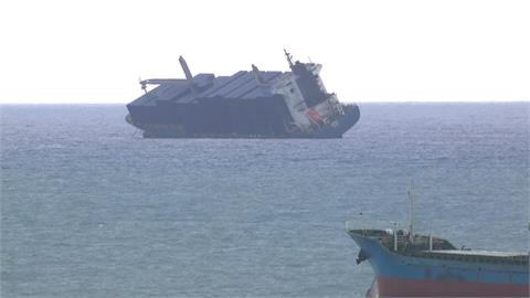 帛琉貨船進水6貨櫃摔落　高雄港一港口緊急關閉打撈