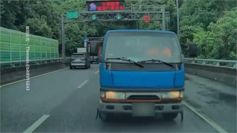 國道打滑！貨車突大迴轉　後方駕駛急煞險「對撞」