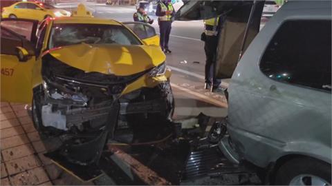 高雄運將自撞路邊車輛 送醫不治