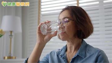 晨起喝水有用嗎?營養師:時間點是其次 總水量達標才是關鍵