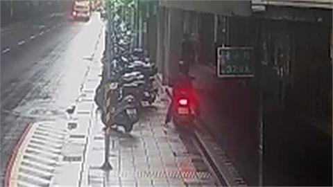 八旬翁騎士「連撞8機車」　稱油門卡住釀禍