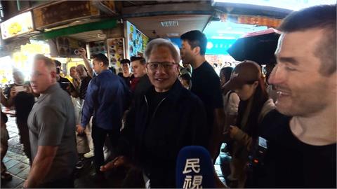 黃仁勳雨天也要逛！　離台前最後一夜　帶Lex逛寧夏夜市大啖台灣味