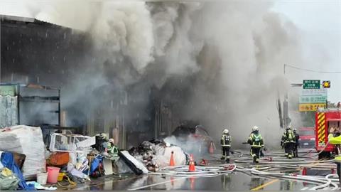 鐵皮倉庫失火! 疑老闆夫妻受困 附近安養院長者急撤