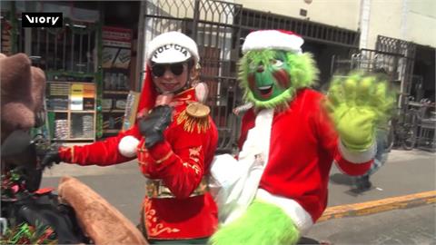 祕魯警化身耶誕老人「載歌載舞」　騎重機發禮物送暖