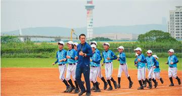 張孝全揮棒變身棒球教練　1打12當孩子王自認「蠻兇的」　