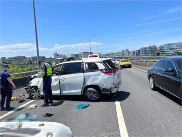 快新聞／國1汐五高架駕駛被撞出車外　墜落高架橋下命危送醫 