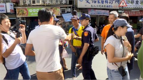 民眾黨主席黃國昌被穿黃色短袖男子喊「建議你要選總統，把柯P幹掉」。（圖／民視新聞）