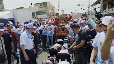 大甲媽祖遶境抵嘉義新港鄉！　縣長翁章梁親自扶轎、替台灣祈福