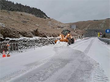 合歡山降雪　台14甲昆陽至大禹嶺須掛雪鏈通行