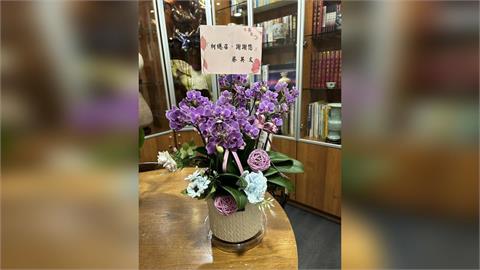 快新聞／揮別25年黨鞭生涯！柯建銘卸任總召　蔡英文親贈花籃致敬