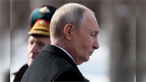 快新聞／臉腫眼垂畫面瘋傳！普丁現身軍方紀念活動　身體疑似真有狀況...