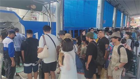 放暑假玩水去！　屏東東港碼頭大排長龍　估萬人登小琉球
