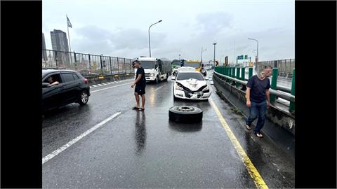 飛來橫禍! 國道貨櫃車突爆胎 後車輾胎皮零件噴飛