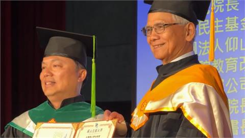 游錫堃獲頒宜大名譽博士 "水牛精神"勉勵學子