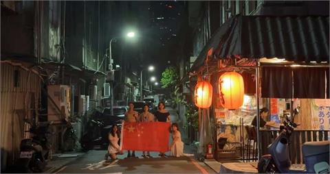 中國遊客在台路邊「高舉五星旗」！八炯向「陸委會檢舉」：來看有多快驅離