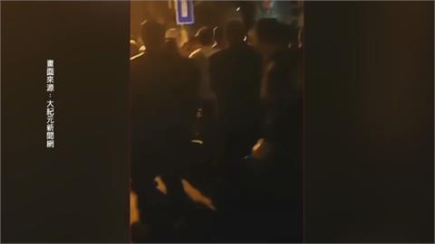 被關45天受不了！ 上海大批民眾湧街頭抗議