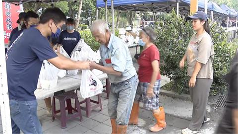 烤雞超人也來了！  「1500隻桶仔雞」災區現烤供應
