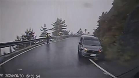 台十四甲線鳶峰路段　車輛蛇行一路撞　衝撞護欄險墜谷