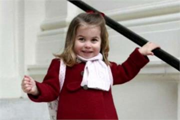 2歲夏綠蒂上學了！ 凱特王妃忙拍照