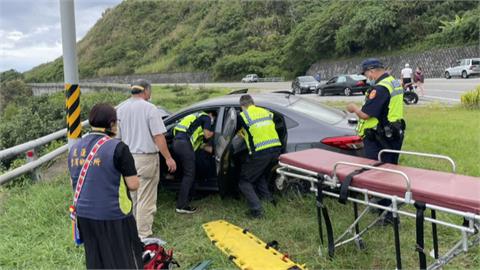 台11線轎車自撞電線桿　車頭變形駕駛卡車內