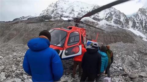 聖母峰堆滿垃圾　淨山團隊一年清出11噸垃圾